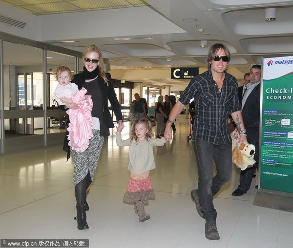 Nicole Kidman và gia đình đón chuyến bay từ Sydney, Australia.